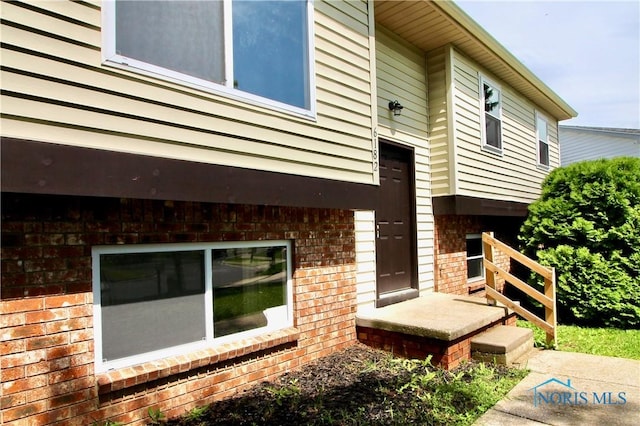6182 Old Farm Ct, Toledo, OH 43612 - view of side of property with brick siding