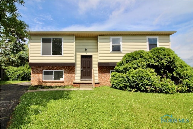 6182 Old Farm Ct, Toledo, OH 43612 - raised ranch with a front lawn and brick siding