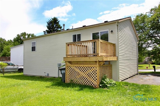 6182 Old Farm Ct, Toledo, OH 43612 - back of property with a deck and a lawn