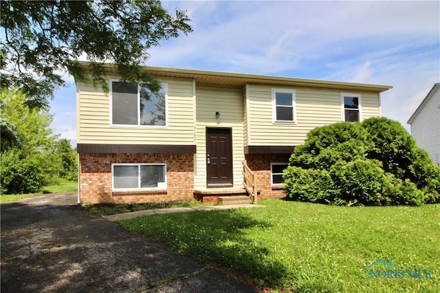6182 Old Farm Ct, Toledo, OH 43612 - split foyer home with brick siding, a front lawn, and asphalt driveway