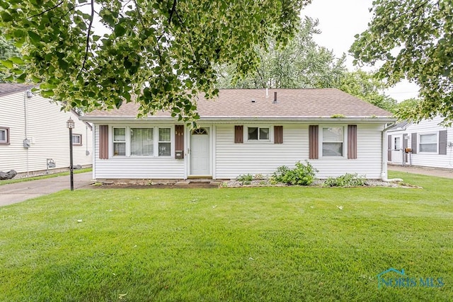 564 Southfield Dr, Maumee, OH 43537 - view of front of home with a front lawn and roof with shingles