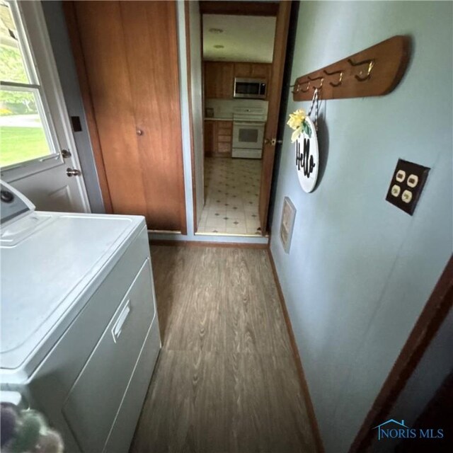 404 E Garfield Ave, Swanton, OH 43558 - laundry room featuring washer / clothes dryer