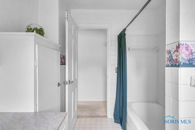 3733 Shamrock Dr, Toledo, OH 43615 - full bath featuring shower / bath combination with curtain