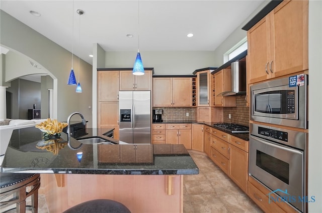 3862 Ravine Hollow Ct, Maumee, OH 43537 - kitchen with appliances with stainless steel finishes, wall chimney range hood, backsplash, arched walkways, and a breakfast bar