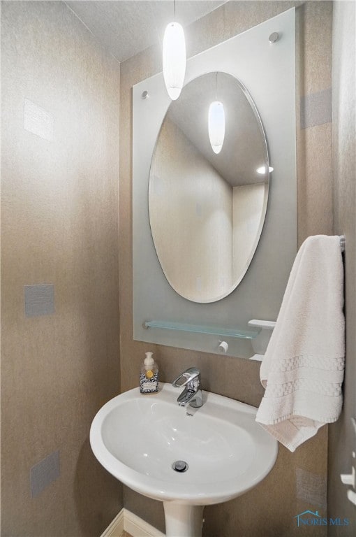 3862 Ravine Hollow Ct, Maumee, OH 43537 - bathroom featuring a sink