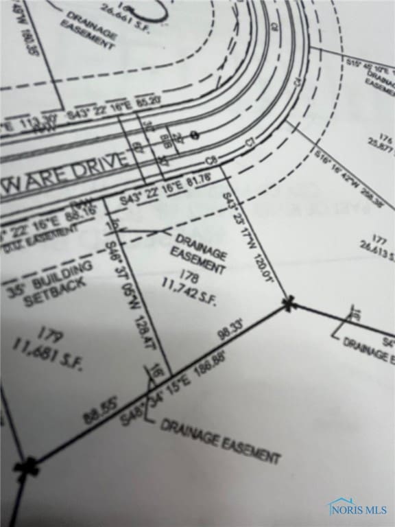 422 Delaware Dr, Perrysburg, OH 43551