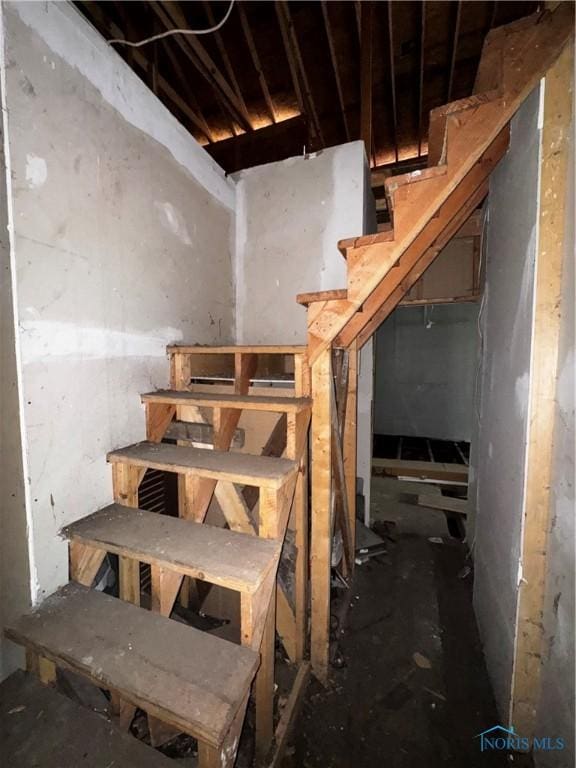 2920 Albion St, Toledo, OH 43610 - view of stairs