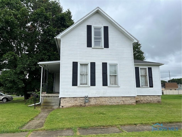 643 N 5th St, Fremont, OH 43420 - view of front of property featuring a front yard and a porch