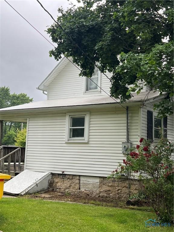 643 N 5th St, Fremont, OH 43420 - view of side of property featuring a lawn