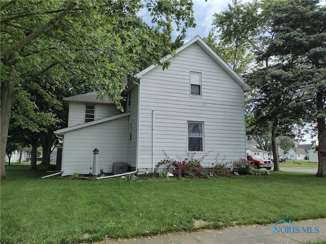 200 Pleasant St, Archbold, OH 43502 - view of side of home featuring a yard