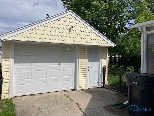 4614 290th St, Toledo, OH 43611 - detached garage featuring driveway