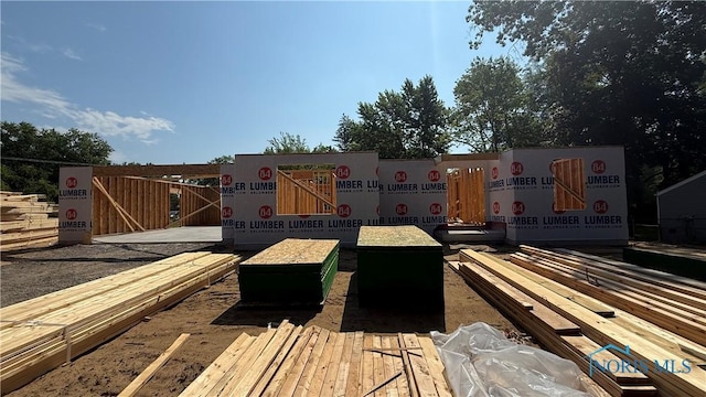 4550 Vineyard Rd, Toledo, OH 43623 - view of wooden terrace