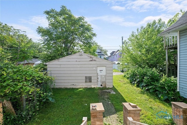 743 Clark St, Toledo, OH 43605 - view of grassy yard featuring an outdoor structure