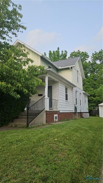 4024 Commonwealth Ave, Toledo, OH 43612 - view of side of property with a yard and board and batten siding