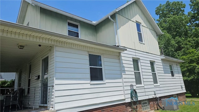 4024 Commonwealth Ave, Toledo, OH 43612 - view of side of property with a central air condition unit