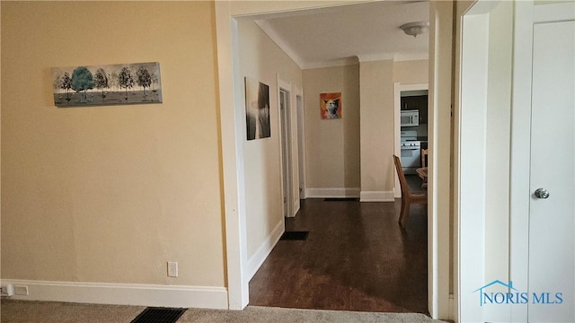 4024 Commonwealth Ave, Toledo, OH 43612 - corridor featuring baseboards