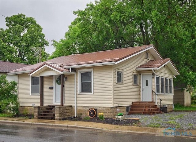 525 Western Ave, Findlay, OH 45840 - ranch-style house featuring a metal roof and entry steps