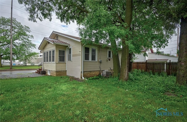 525 Western Ave, Findlay, OH 45840 - view of side of home featuring a cooling unit