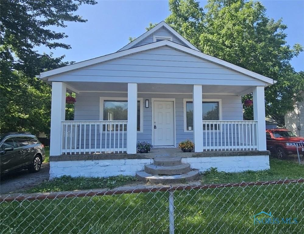 1517 Primrose Ave, Toledo, OH 43612 - bungalow-style house featuring covered porch