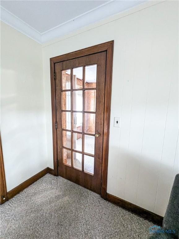 120 Elm St, Fostoria, OH 44830 - detailed view of carpet flooring and crown molding