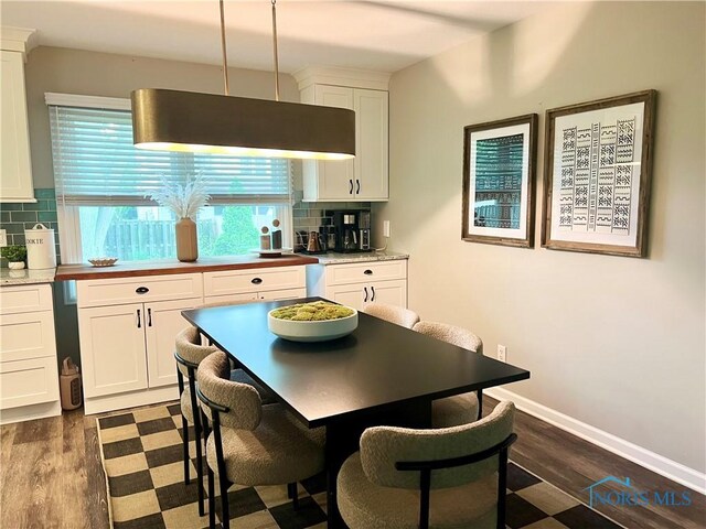 3822 Sylvan Wood Dr, Sylvania, OH 43560 - kitchen featuring tasteful backsplash, dark wood finished floors, and white cabinetry