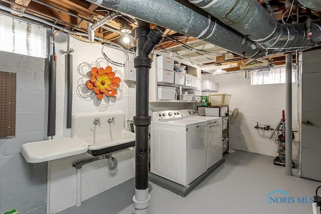 921 7th St, Maumee, OH 43537 - laundry room featuring washer and dryer