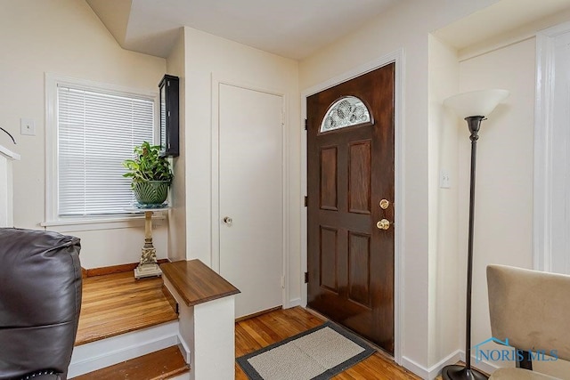 921 7th St, Maumee, OH 43537 - entryway featuring light wood-type flooring and baseboards