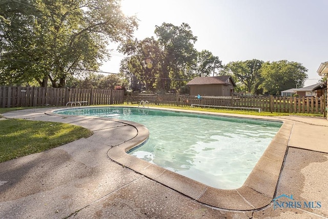 2338 Greenlawn Dr, Toledo, OH 43614 - view of pool with a fenced backyard