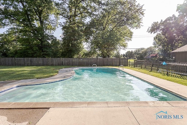 2338 Greenlawn Dr, Toledo, OH 43614 - view of swimming pool with a fenced backyard