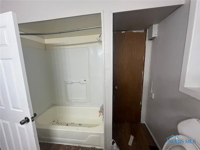 1131 Montrose Ave, Toledo, OH 43607 - full bath featuring washtub / shower combination and wood finished floors