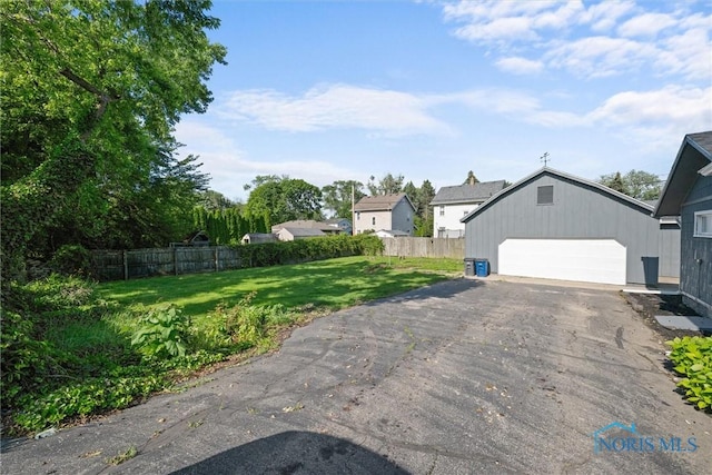 5542 N Summit St, Toledo, OH 43611 - view of side of property featuring a detached garage