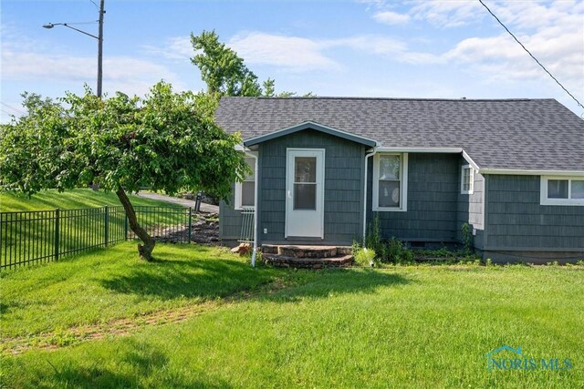 5542 N Summit St, Toledo, OH 43611 - rear view of property featuring a shingled roof