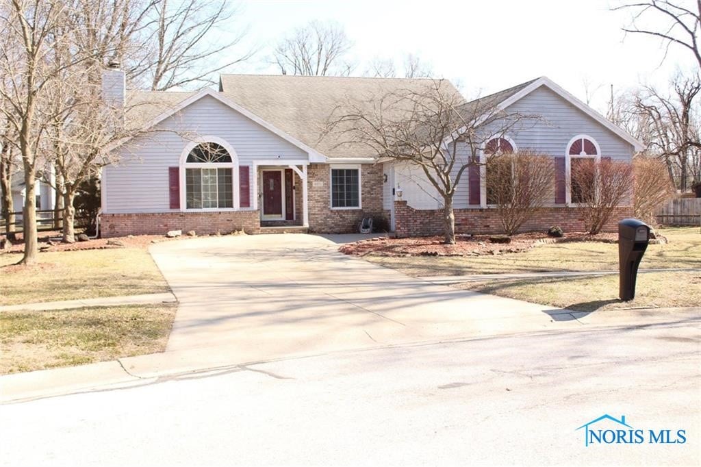 4871 Olde Meadow Ln, Sylvania, OH 43560 - ranch-style house featuring driveway and brick siding