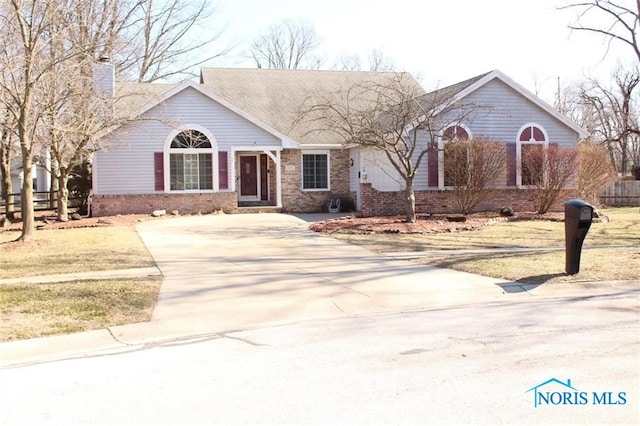 4871 Olde Meadow Ln, Sylvania, OH 43560 - ranch-style house featuring driveway and brick siding
