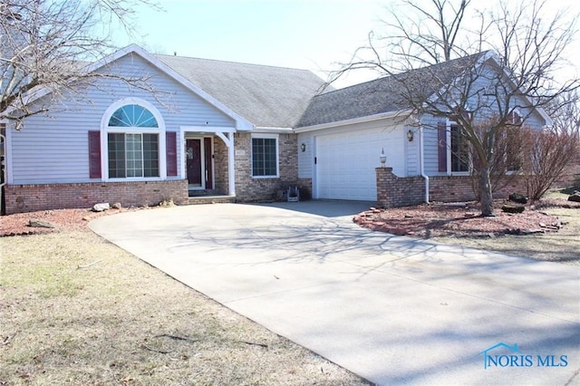 4871 Olde Meadow Ln, Sylvania, OH 43560 - single story home featuring brick siding, driveway, and an attached garage