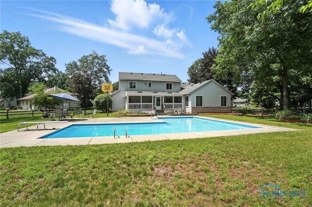 4871 Olde Meadow Ln, Sylvania, OH 43560 - swimming pool featuring a sunroom and a diving board