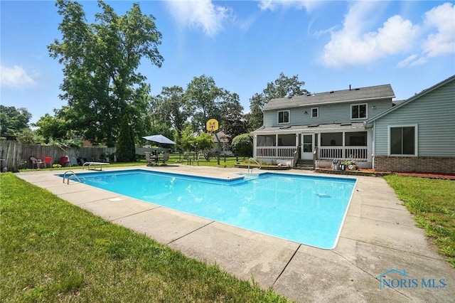 4871 Olde Meadow Ln, Sylvania, OH 43560 - view of swimming pool featuring a sunroom, a patio area, and a diving board