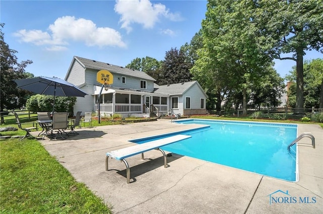 4871 Olde Meadow Ln, Sylvania, OH 43560 - swimming pool with a patio area, a diving board, and a sunroom