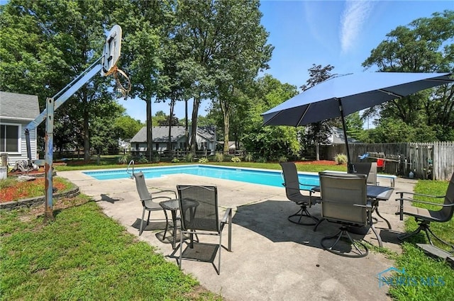 4871 Olde Meadow Ln, Sylvania, OH 43560 - view of swimming pool featuring a fenced backyard and a patio area