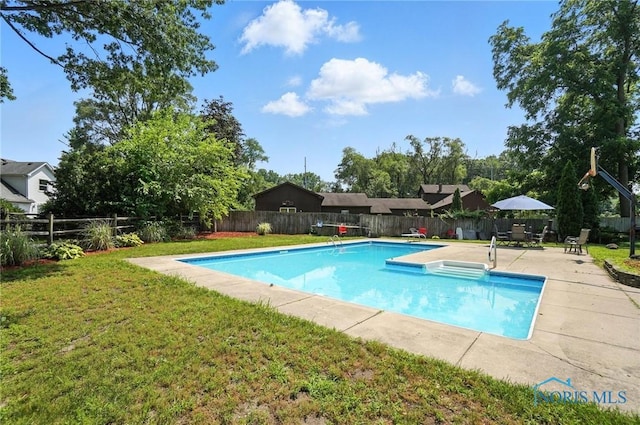 4871 Olde Meadow Ln, Sylvania, OH 43560 - view of pool with a fenced backyard and a patio