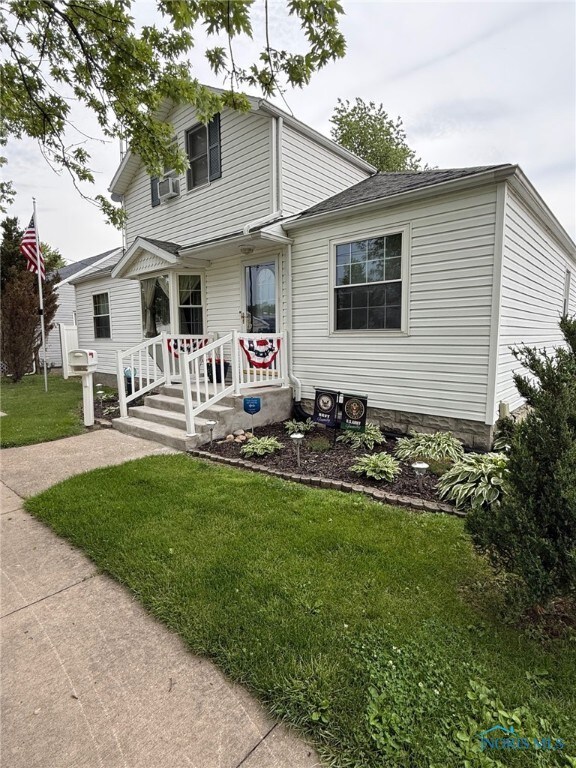 441 S Pine St, Deshler, OH 43516 - view of front facade with a front yard