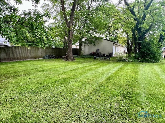 1810 E Broadway St, Toledo, OH 43605 - view of yard with an outdoor structure
