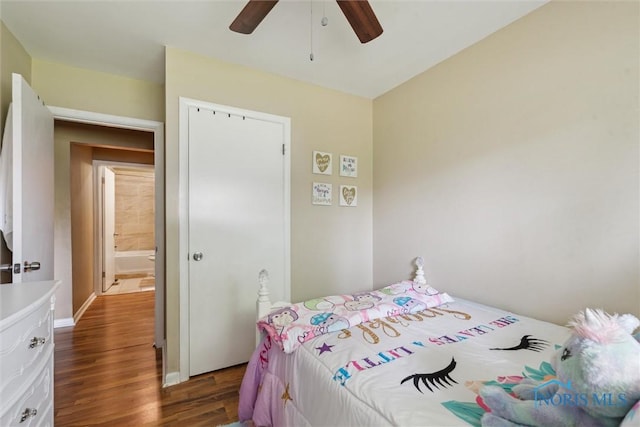3530 Devon Hill Rd, Toledo, OH 43606 - bedroom with dark wood-style flooring, a ceiling fan, and a closet