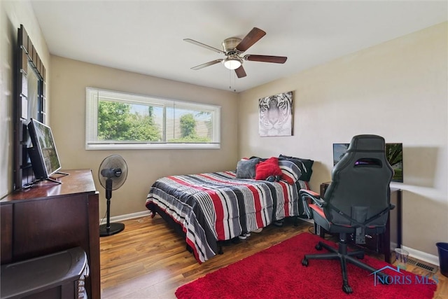 3530 Devon Hill Rd, Toledo, OH 43606 - bedroom featuring wood finished floors, ceiling fan, and a desk