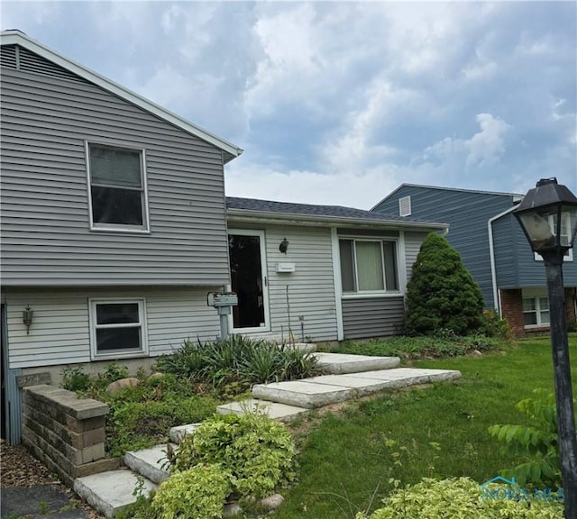 4745 Ottawa Trail Dr, Toledo, OH 43611 - tri-level home featuring a front lawn