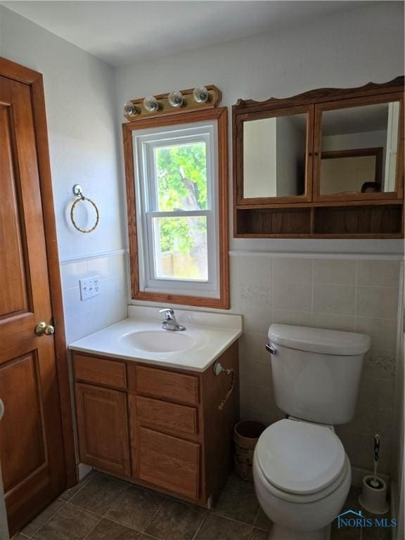 4745 Ottawa Trail Dr, Toledo, OH 43611 - bathroom featuring vanity and tile patterned flooring