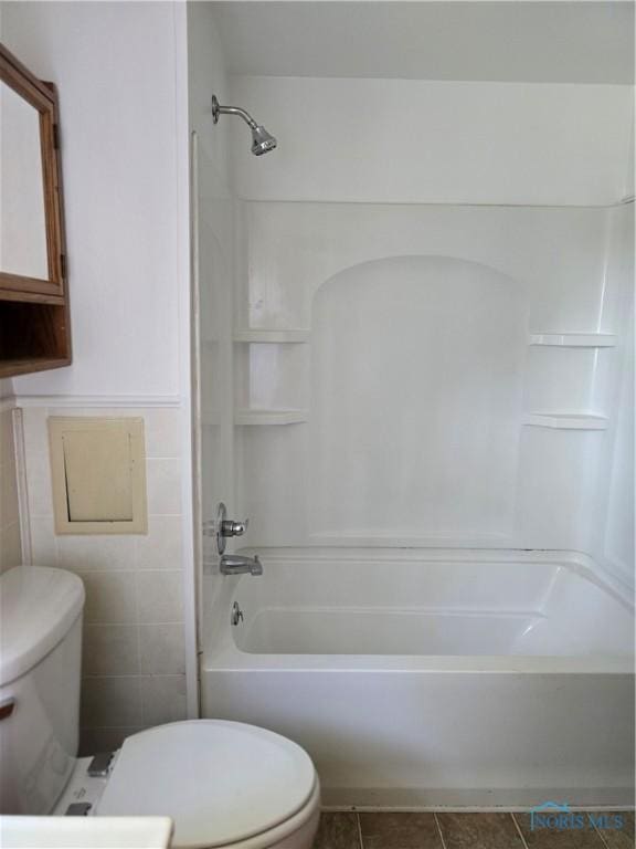4745 Ottawa Trail Dr, Toledo, OH 43611 - full bathroom featuring washtub / shower combination and tile patterned flooring