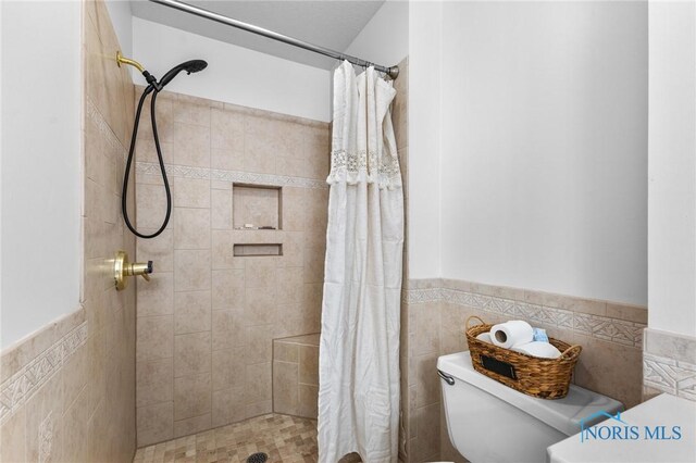 14285 Cuckle Creek Rd, Bowling Green, OH 43402 - bathroom featuring tile walls, a wainscoted wall, and tiled shower