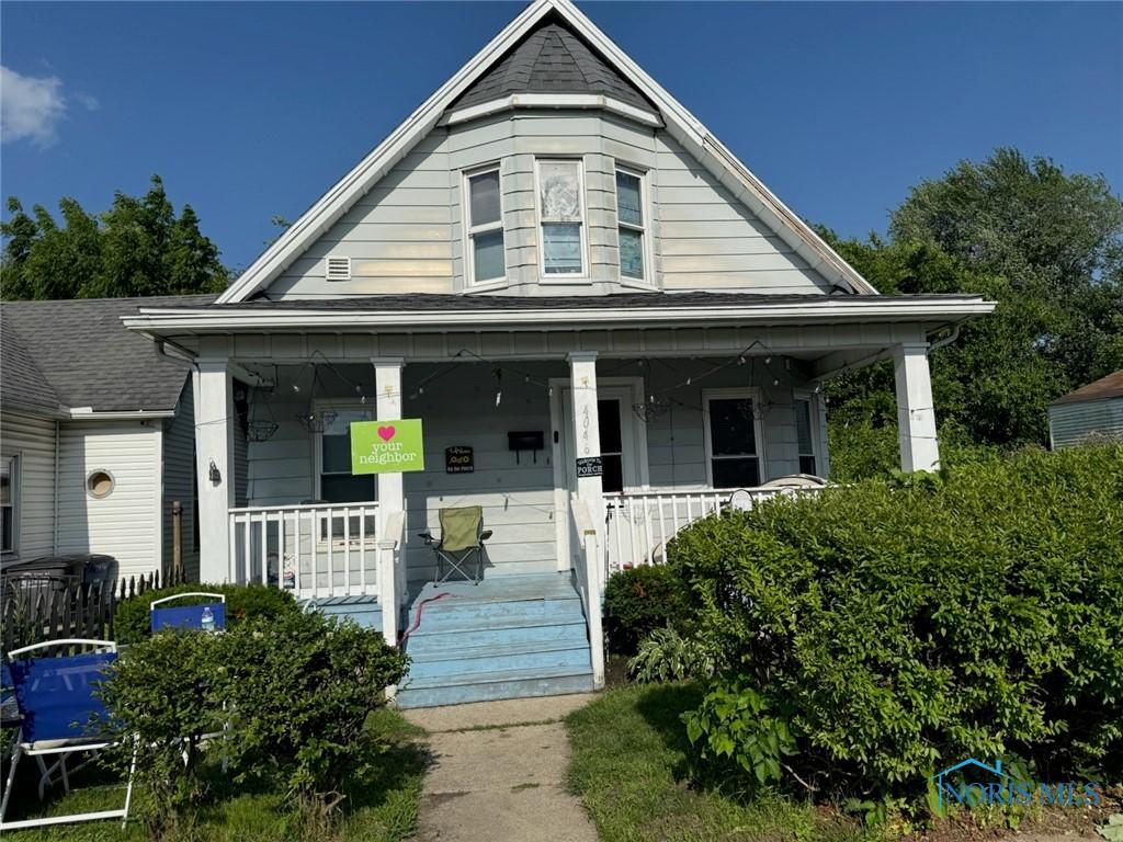 4046 Peak Ave, Toledo, OH 43612 - view of front of house with a porch and a shingled roof