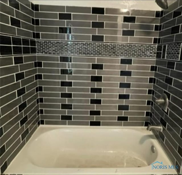 1708 Fredonia Ave, Toledo, OH 43608 - full bath featuring bathing tub / shower combination